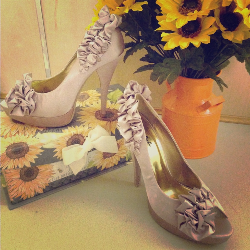 Elegant blush pink, peep toe, ruffled pumps!